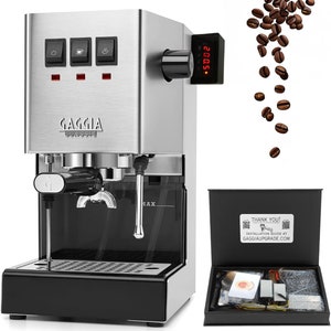 Puede incluir: Una máquina de espresso Gaggia Classic de acero inoxidable con base negra y pantalla digital. La máquina tiene un portafiltro simple y una varilla de vapor. Se incluye una caja de accesorios, junto con una bolsa de granos de café.