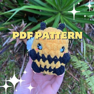 Crochet mini bee pattern, sitting bee pattern.