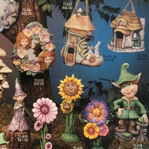 Op de afbeelding: Een cataloguspagina met grillige figuren met bos-thema. De collectie omvat paddenstoelvormige sculpturen, kabouters, bloemvormige figuren en feeënhuizen. Het kleurenpalet is aards, met tinten bruin, groen en pasteltinten. De tekst "Forest Fantasies" is zichtbaar bovenaan.