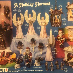 以下が含まれることがあります： クリスマスシーズン向けのセラミック製置物コレクション。置物には、天使、サンタクロース、バードハウス、キャンドルホルダーが含まれています。置物は白、金、赤でペイントされています。