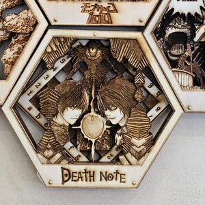 Puede incluir: Arte de pared de madera con personajes de anime y texto cortados con láser. El panel central muestra personajes de "Death Note" con el título debajo. Otros paneles muestran personajes y texto japonés de "Mob Psycho 100".