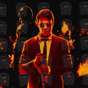 Peut inclure: Un homme en costume rouge et lunettes de soleil se tient devant un fond noir avec un motif de crâne. L'homme tient un bâton dans ses mains. L'arrière-plan est recouvert de flammes orange et jaunes.