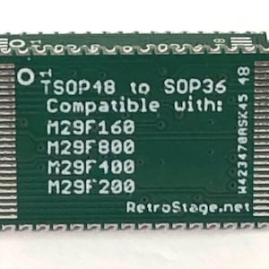 Puede incluir: Placa de circuito verde con texto blanco: "TSOP48 to SOP36 Compatible with: M29F160, M29F800, M29F400, M29F200." La placa tiene numerosos pines plateados en los bordes. También se ve el sitio web RetroStage.net.