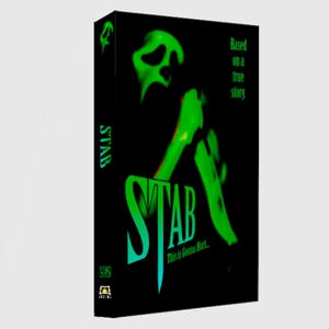 Puede incluir: Una caja de DVD negra con una figura de fantasma verde y azul en la parte delantera. El texto "STAB" está escrito en una fuente grande y estilizada. El texto "Basado en una historia real" está escrito en texto blanco en la esquina superior derecha de la caja. El texto "This is gonna hurt..." está escrito en texto blanco en la parte inferior de la caja.