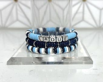 Pulseras para el día del juego en azul claro y azul marino: joyería con espíritu escolar
