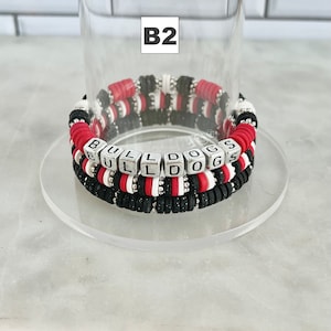 Pulsera roja y negra para el día del juego: joyería con espíritu escolar