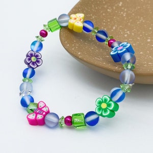 Bracciale con perline scintillanti ispirato alla primavera