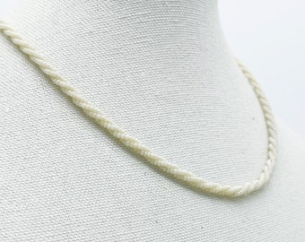 Collier de perles de rocaille torsadées de couleur crème à trois rangs