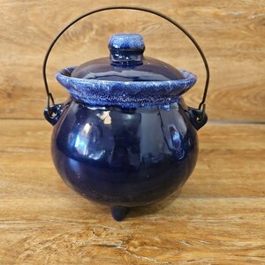 Hull Pottery USA Kocioł do fasoli z niebieskim szkliwem kobaltowym i uchwytem drucianym