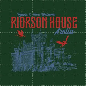Puede incluir: Un fondo verde oscuro con un patr&oacute;n de cuadr&iacute;cula, con una ilustraci&oacute;n de castillo azul y dragones rojos. El texto "Riders & Heirs Welcome" y "Riorosn House Aretia" est&aacute; en fuentes rojas y azules.