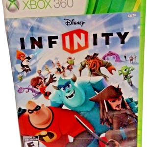 以下が含まれることがあります： ディズニーインフィニティの緑色のXbox 360ゲームケース。「INFINITY」というゲームタイトルが大きな黒い文字で表示されています。カバーアートには、Mr.インクレディブル、サリー、ジャック・スパロウなど、さまざまなディズニーのキャラクターが登場しています。