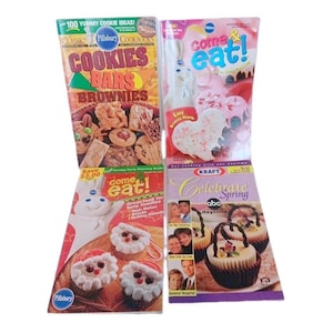 Peut inclure: Quatre livres de cuisine Pillsbury présentent des recettes de cookies, barres et brownies. Les couvertures affichent des images de pâtisseries et du texte tel que "Come Eat !" et "Celebrate Spring". Les livres sont disposés en carré.