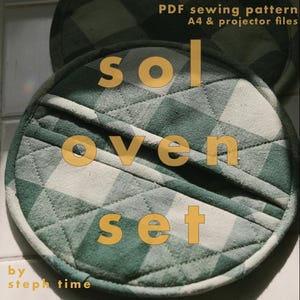 Puede incluir: Dos manoplas de horno redondas y acolchadas con un estampado de cuadros verdes y blancos. El texto "sol oven set" está superpuesto en dorado. La parte superior de la imagen dice "PDF sewing pattern A4 & projector files" y la inferior "by steph time."