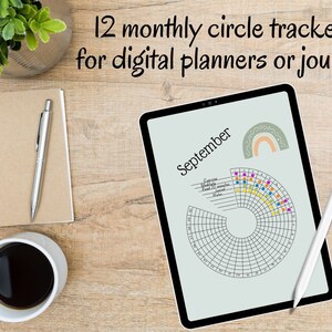 Op de afbeelding: Een digitale tablet met een afdrukbare september maandelijkse cirkeltracker voor digitale planners of dagboeken. De tracker heeft een regenboogontwerp en is gevuld met kleurrijke stippen.