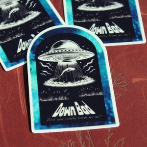 Adesivo UFO in basso |Taylor| adesivo in vinile|luminescente al buio| le epoche| idea regalo | umorismo| merce | adesivo per computer portatile | impermeabile |