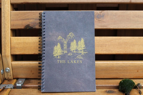 Notizbuch|The lakes|A5|Folklore Style| Seen & Wald|Merchandising | Spiralgebunden|Liniert|Herbst|Vintagestyle|Softcovereinband|Braun|Gold