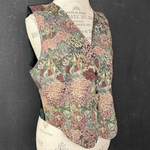 90年代のタペストリースタイル、馬、中世の騎士、森、花、ベスト、木、緑、ピンクの花、ロマンチック、愛らしい、繊細な90年代、ボヘミアン、レア、L