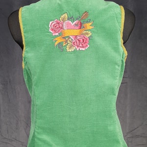 90er Samt bestickte WESTE Bodywarmer Schere maximalist grün Herz Pfeil Singer Fingerhut sparkly Tattoo Liebe Rose Blume pink retro 42 L