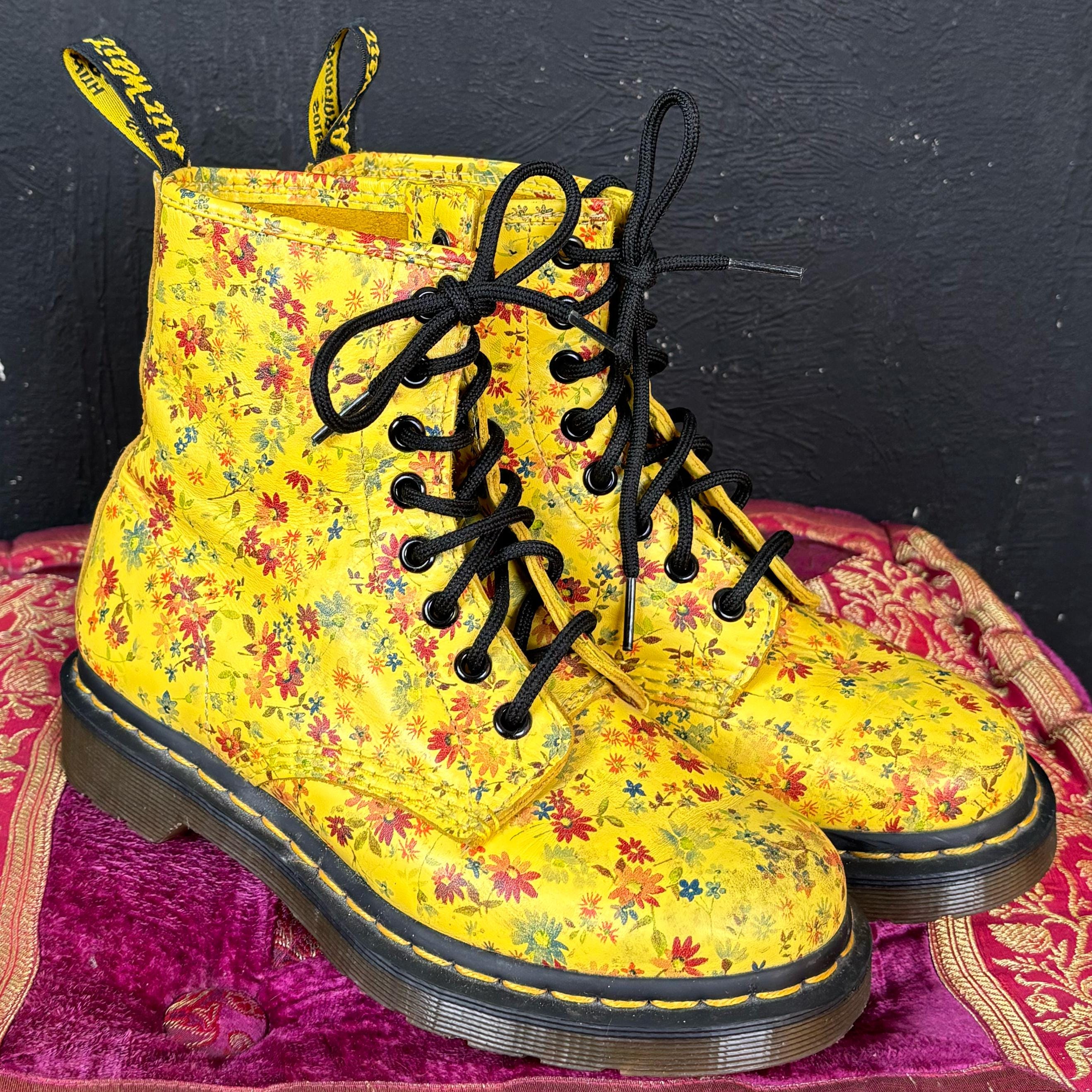 Dr. Martens フラワープリントブーツ ドクターマーチン“モノトーン×フラワーモチーフ”新作シューズ