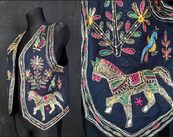 vintage cheval brodé gilet bodywarmer or noir rouge bleu hordes oiseau paon festival brillant animal festival maximaliste boho été L