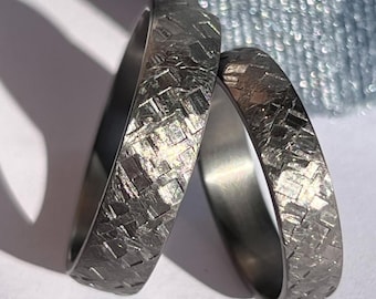 Tantalum wedding rings with a hammered finish – Handmade wedding bands | Partner ring set