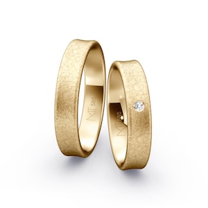 Twisted Wedding Ring in 14 Carat Yellow Gold With 7 Diamonds