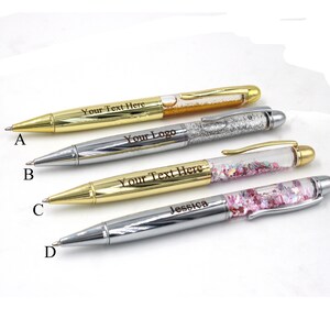 Könnte beinhalten: Vier goldene und silberne Stifte mit durchsichtigen Fässern, gefüllt mit Glitzer. Die Stifte sind mit dem Text "Your Text Here", "Your Logo", "Jessica" und "Your Text Here" graviert.