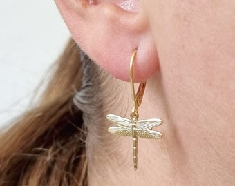 Ohrringe Libelle 14 ct vergoldet, handgefertigt in Deutschland // Libellen exclusiv bei GLOWYBOX erhältlich. Libellehöhe ca. 1,3 cm