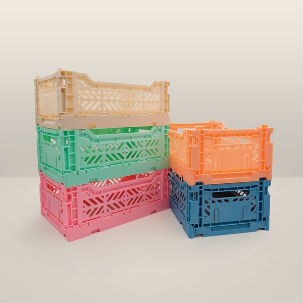 Foldable, stackable storage box