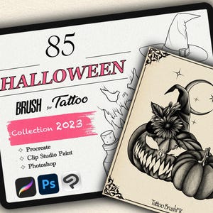 Puede incluir: Se muestra una colección de arte digital titulada "85 Halloween Brush for Tattoo Collection 2023". El diseño presenta un sombrero de bruja, una calabaza y los logotipos de Procreate, Clip Studio Paint y Photoshop. La obra de arte es en blanco y negro.