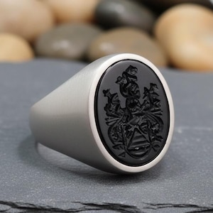 Anillo de sello con piedra preciosa tallada a medida: sello calcográfico con escudo familiar o símbolo personal