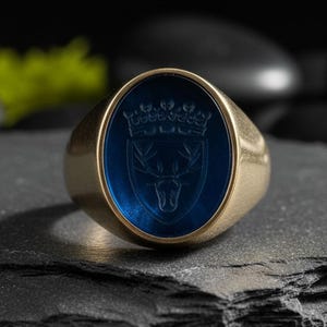 Anillo de sello con piedra preciosa y escudo familiar personalizado - Piedra azul natural - Banda con sello calcográfico personalizado