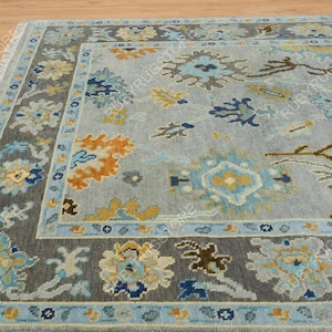 Tappeto Oushak argento neutro 9x12, tappeto turco grigio 8x10, tappeto di lana con dettagli blu-arancio, tappeto moderno per camera da letto.
