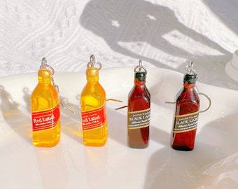 Pendiente colgante de botella de alcohol de whisky de etiqueta roja/etiqueta negra de Johnnie Walker, pendientes divertidos y funky, pendientes de botella de bebida peculiares novedosos