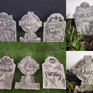 Pode incluir: Conjunto de oito marcadores de jardim em forma de lápide em miniatura com diferentes nomes de ervas, incluindo alecrim, tomilho, cebolinha, endro, salsa e coentro. Cada marcador é feito de pedra cinza com letras pretas.