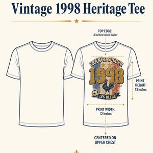 Puede incluir: Gu&iacute;a de colocaci&oacute;n de impresi&oacute;n para una camiseta Vintage 1998 Heritage. El gr&aacute;fico est&aacute; centrado en la parte superior del pecho, con una altura de impresi&oacute;n de 33 cm y un ancho de 30 cm. El dise&ntilde;o presenta el texto "FRANCE SOCCER 1998" y un gallo.
