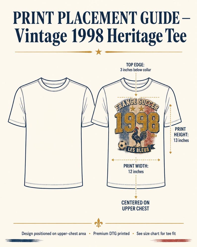 Puede incluir: Gu&iacute;a de colocaci&oacute;n de impresi&oacute;n para una camiseta Vintage 1998 Heritage. El gr&aacute;fico est&aacute; centrado en la parte superior del pecho, con una altura de impresi&oacute;n de 33 cm y un ancho de 30 cm. El dise&ntilde;o presenta el texto "FRANCE SOCCER 1998" y un gallo.