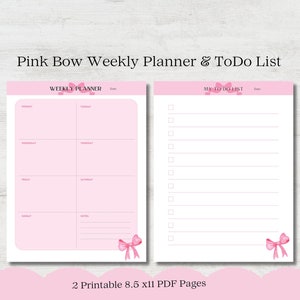 Może przedstawiać: Drukowany różowy tygodniowy planer i lista rzeczy do zrobienia z różową kokardką. Planer zawiera sekcje na każdy dzień tygodnia i sekcję na notatki. Lista rzeczy do zrobienia zawiera pola wyboru dla każdego elementu. Obie strony mają rozmiar 8,5 x 11 cali.
