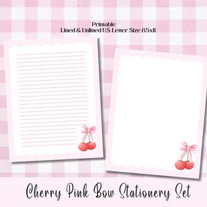 Puede incluir: Set de papelería imprimible con hojas rayadas y sin rayar que presentan un lazo rosa y dos cerezas. El papel es rosa con un patrón de cuadros blancos.