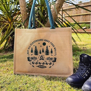 Cartable Forest | Apprentissage en plein air | Grand accessoire, sac en jute | Thème du feu de camp | Forest School Leader, cadeau pour enseignant | Retour au sac d'école