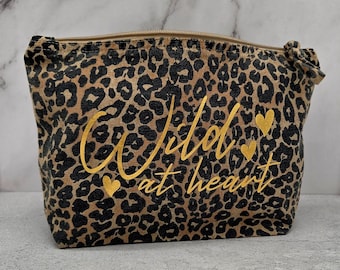 Pochette per cosmetici personalizzata con stampa leopardata: astuccio personalizzato con scritta dorata.