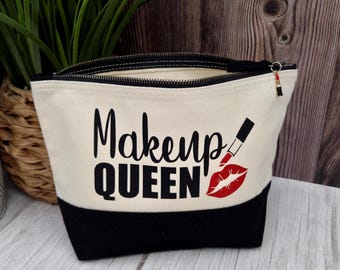 Pochette cosmetica personalizzata: Makeup Queen, astuccio portaoggetti con ciondolo a forma di rossetto.