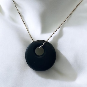 Collar masticable con colgante Black Chewlry, collar de silicona masticable para estimular la mente. imagen 12