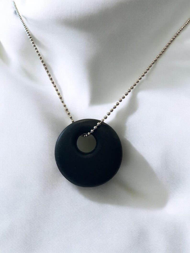 Collar masticable con colgante Black Chewlry, collar de silicona masticable para estimular la mente. imagen 12