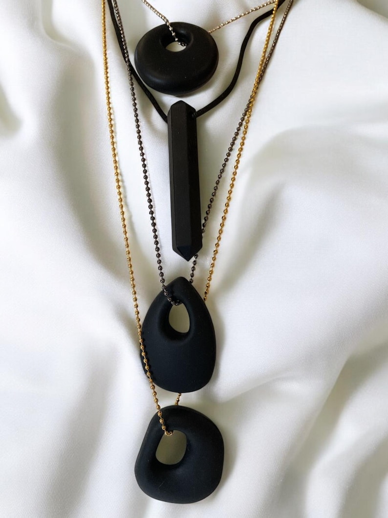 Collar masticable con colgante Black Chewlry, collar de silicona masticable para estimular la mente. imagen 15