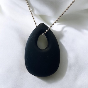 Collar masticable con colgante Black Chewlry, collar de silicona masticable para estimular la mente. imagen 17