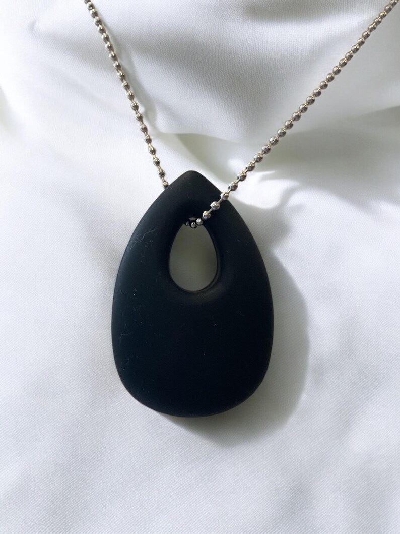 Collar masticable con colgante Black Chewlry, collar de silicona masticable para estimular la mente. imagen 17