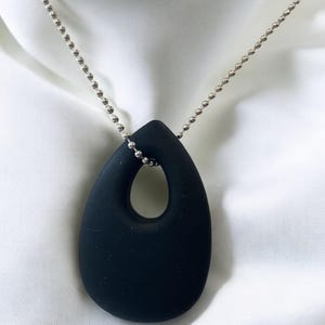 Collar masticable con colgante Black Chewlry, collar de silicona masticable para estimular la mente. imagen 11