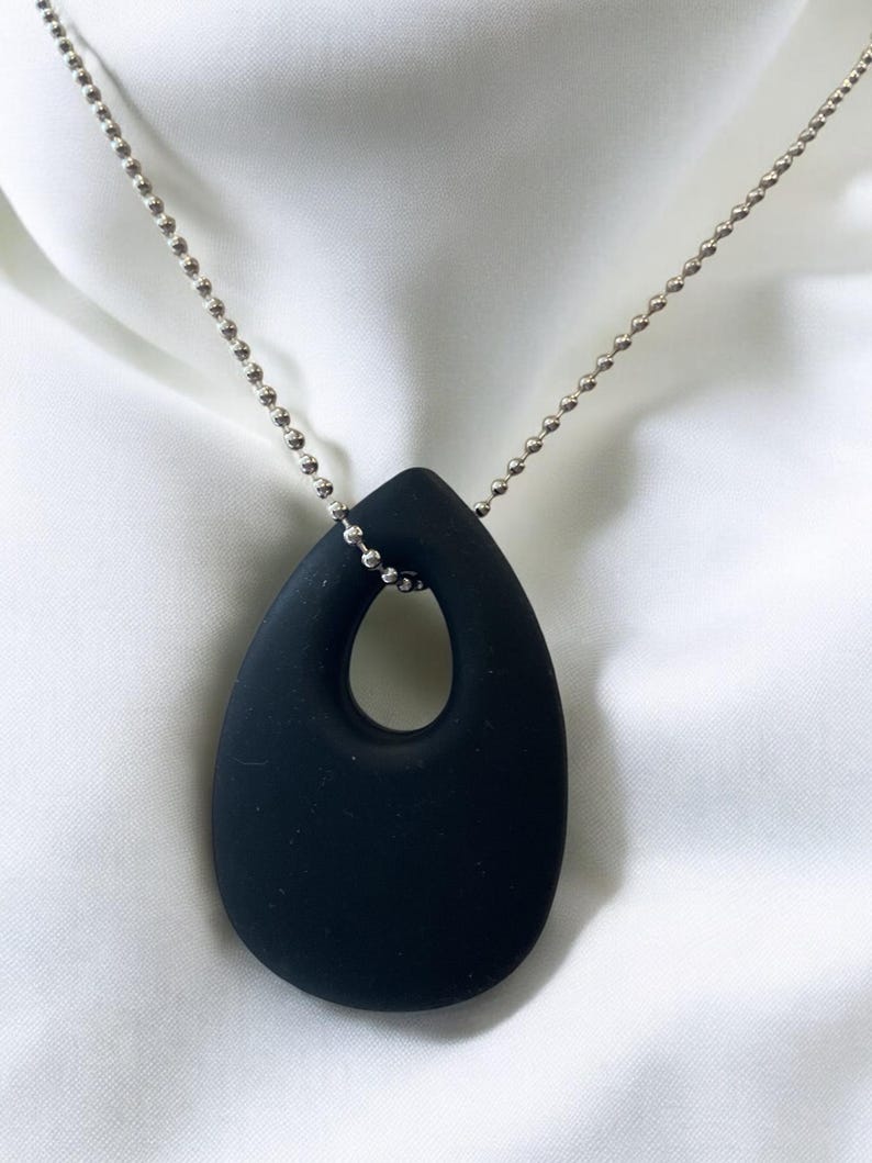 Collar masticable con colgante Black Chewlry, collar de silicona masticable para estimular la mente. imagen 11