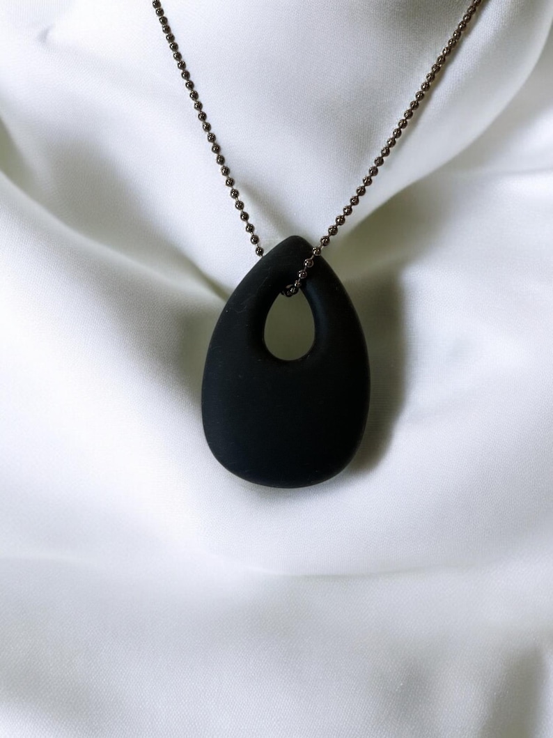 Collar masticable con colgante Black Chewlry, collar de silicona masticable para estimular la mente. imagen 14